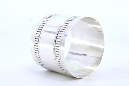 Argola de guardanapo em prata com frisos relevados na envolvência.